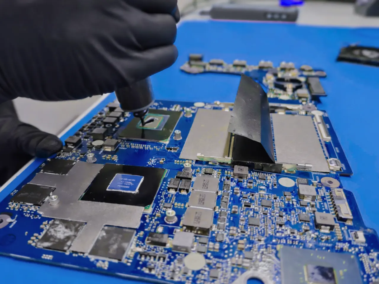 Teknisi service laptop profesional di Bandung - OptionTech