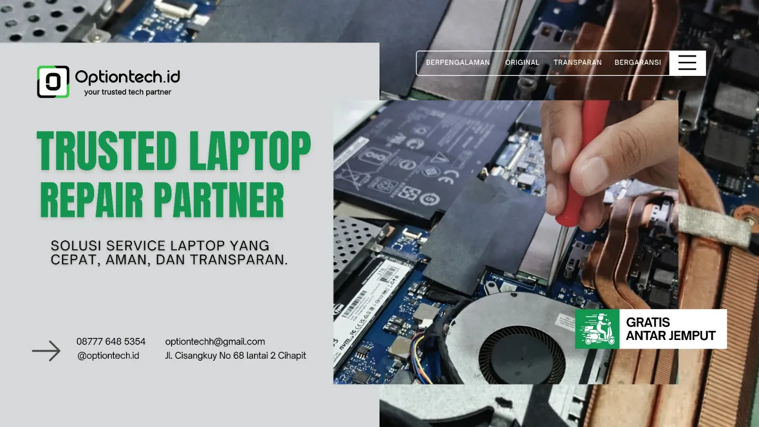 Teknisi OptionTech sedang memperbaiki laptop